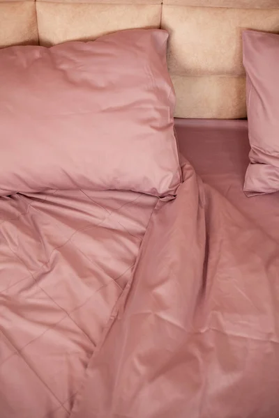Ungemachtes Leeres Bett Bettwäsche Ist Rosa Stockfoto