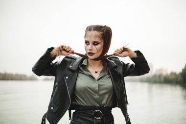 Korkunç görünüşlü ve Cadılar Bayramı için ilginç makyajlı bir kız. 2020 Cadılar Bayramı. Bir yazıt için yer.