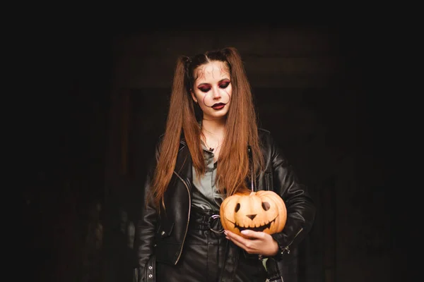 Egy Lány Ijesztő Külsővel Érdekes Sminkkel Halloweenkor Halloween 2020 Felirat — Stock Fotó