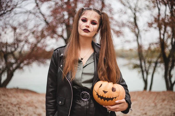 Egy Lány Ijesztő Külsővel Érdekes Sminkkel Halloweenkor Halloween 2020 Felirat — Stock Fotó