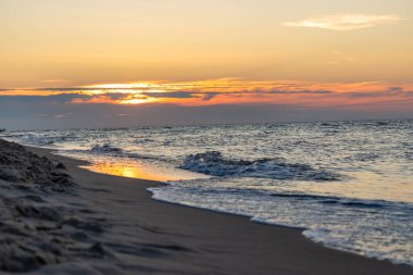 Polonya 'nın Jastrzebia Gora kentindeki Baltık Denizi sahilinde gün batımı