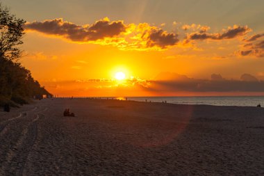 Polonya 'nın Jastrzebia Gora kentindeki Baltık Denizi sahilinde gün batımı