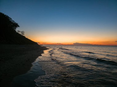 Polonya 'nın Jastrzebia Gora kentindeki Baltık Denizi sahilinde gün batımı