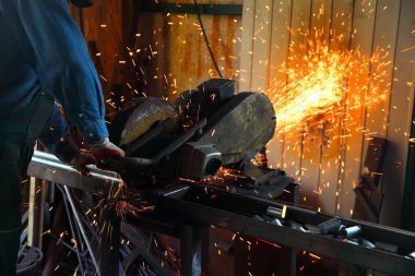 Çilingir'ın atölye sabit bir değirmeni ile çalışan kesim çelik