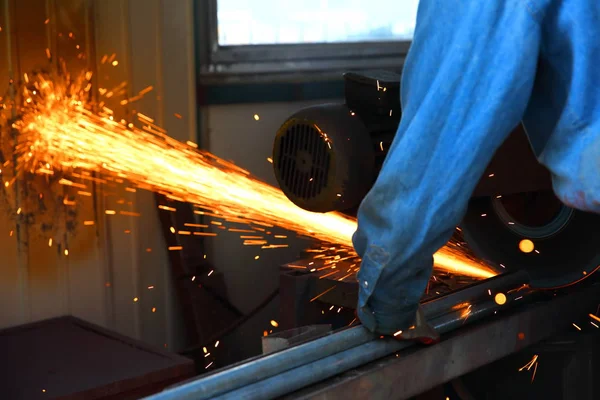 Trabajador Que Corta Acero Con Una Amoladora Fija Taller Cerrajero — Foto de Stock