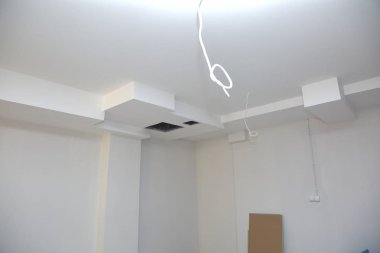 Duvarlar ve derleme doldurma ve bir oda yenileme sırasında alçı panoları yapıştırma.