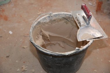 Duvarlar ve derleme doldurma ve bir oda yenileme sırasında alçı panoları yapıştırma.