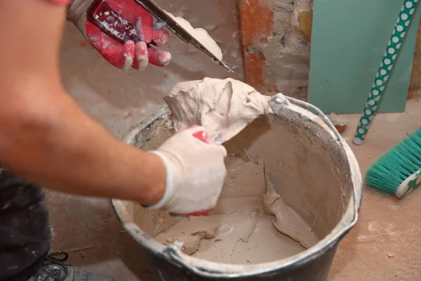 Opvullen Van Muren Vergadering Lijmen Van Gips Platen Tijdens Renovatie — Stockfoto