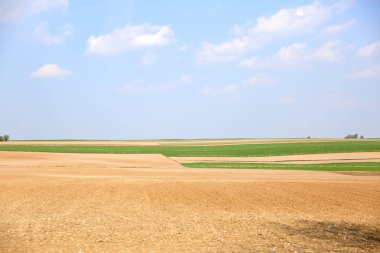 Kırsal kesimde geniş tarım arazileri görünümünü bahar.