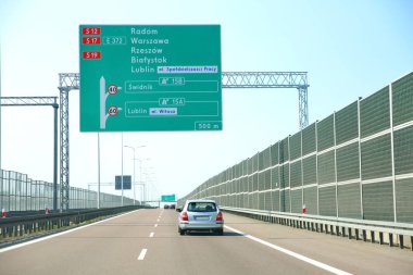 Lublin şehir modern çevre yolu. Büyük ve okunaklı bilgi işaretleri ve birçok yaya köprülerine ve araba 120 km/h hız ile yüksek hızlı yol vardır.