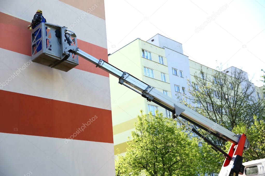 Painting the facade from at a height using a special jib.