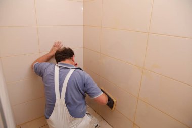 duvar karoları ile katman ve alçı tablosunu kullanarak adam