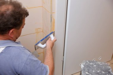 arkadan görünüşü mutfak duvar çinileri ile tamir adam