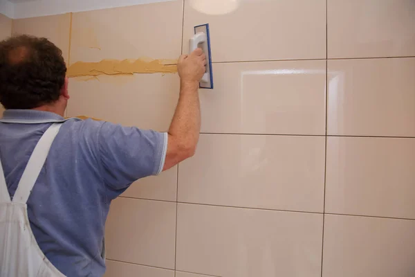 Trabajador Manual Reparando Pared Con Azulejos Utilizando Tablero Yeso — Foto de Stock