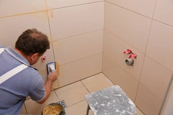 Manual Worker Man Repairing Wall Tiles Using Gypsum Board — Stock Photo, Image