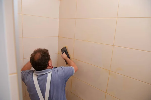 Manual Trabalhador Reparando Parede Homem Com Telhas — Fotografia de Stock