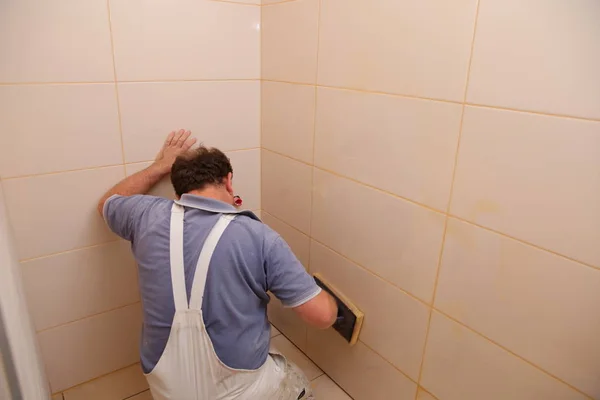 Man Layering Wall Tiles Using Gypsum Board — Stock Photo, Image