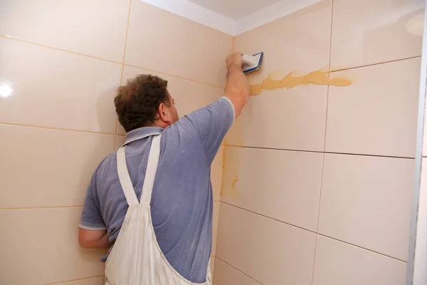 Homem Reparação Parede Com Telhas Trabalho Interior — Fotografia de Stock