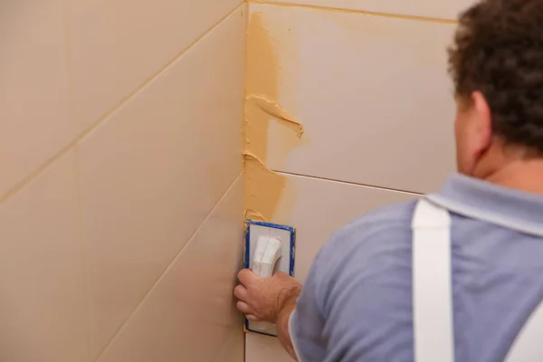 Vista Trasera Del Hombre Reparar Pared Cocina Con Azulejos — Foto de Stock