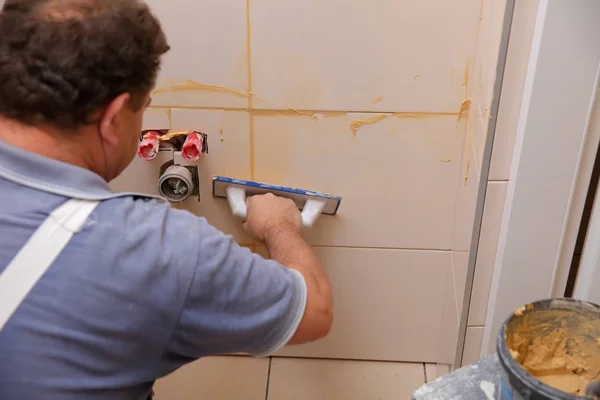 Visão Traseira Homem Reparando Parede Com Telhas — Fotografia de Stock