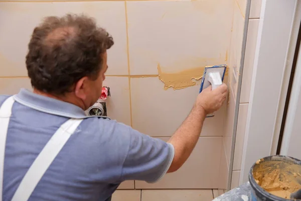 Visão Traseira Homem Reparando Parede Com Telhas — Fotografia de Stock