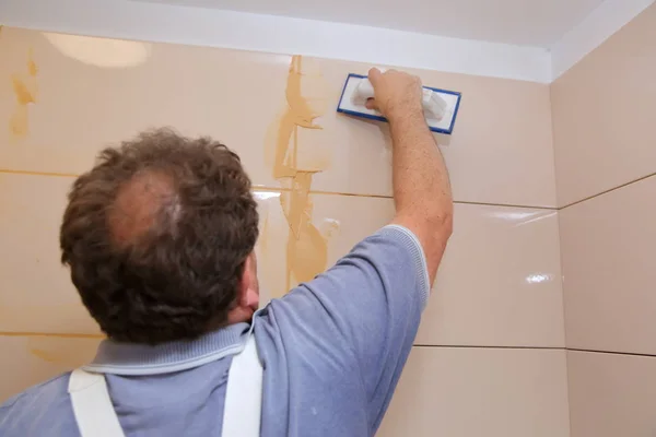 Después Colocar Las Baldosas Pared Debe Llenar Los Espacios Entre — Foto de Stock