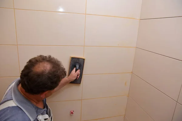 Después Colocar Los Azulejos Pared Llenar Espacio Entre Ellos Una — Foto de Stock