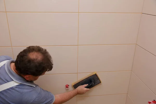 Después Colocar Los Azulejos Pared Llenar Espacio Entre Ellos Una — Foto de Stock