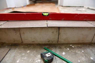 Planning the laying of terracotta on the stairs, while keeping an equal footing with the spirit level.
