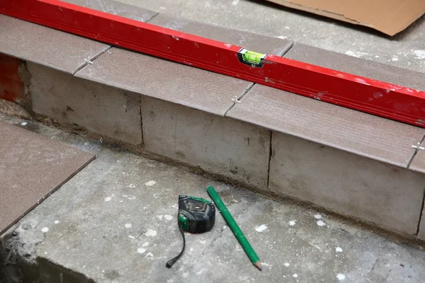 Planning Laying Terracotta Stairs While Keeping Equal Footing Spirit Level — Zdjęcie stockowe