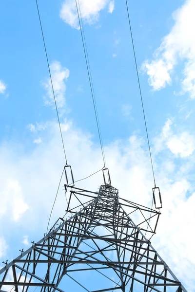 Overhead Överföring Elektricitet Genom Högspänningsledningar Med Rep Mellan Hög Kolumner — Stockfoto
