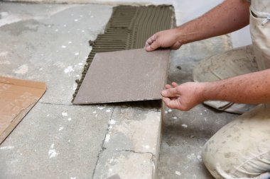 Builder seramik binanın içinde merdivenlerde düzenler.