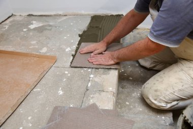 Builder seramik binanın içinde merdivenlerde düzenler.