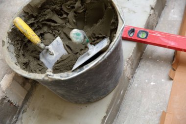 Bir plastik inşaat kova çimento ile tutkal seramik yapıştırma için kullanıma hazır dayalı.