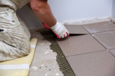 Builder seramik binanın içinde merdivenlerde düzenler.