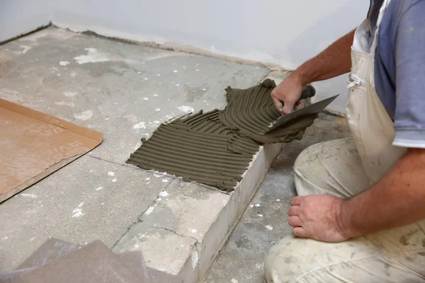 Mit Einem Speziellen Handwerkzeug Verteilt Der Bauarbeiter Die Oberfläche Der — Stockfoto