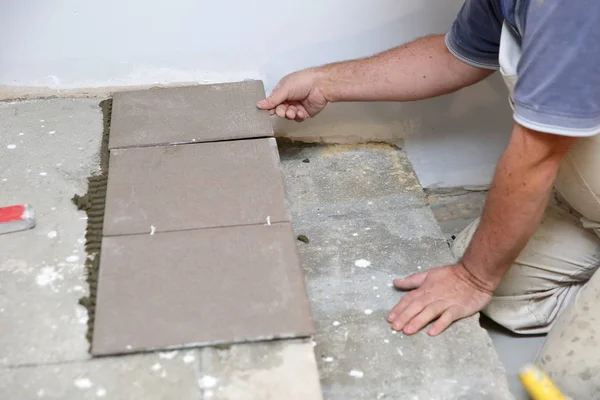 Construtor Organiza Azulejos Cerâmicos Nas Escadas Dentro Edifício — Fotografia de Stock