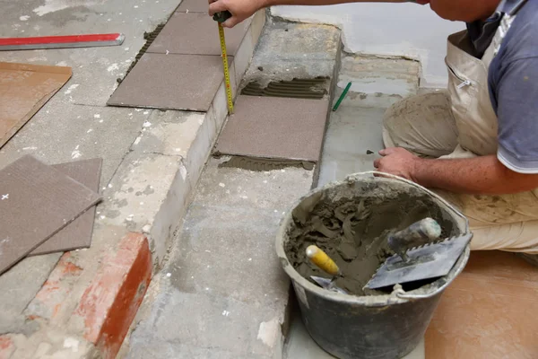 Costruttore Misura Pavimento Con Uno Scoop Organizzare Posa Piastrelle Ceramica — Foto Stock