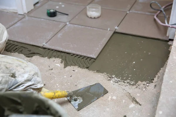 Plast Konstruktion Hink Med Cement Baserat Lim Redo Att Användas — Stockfoto