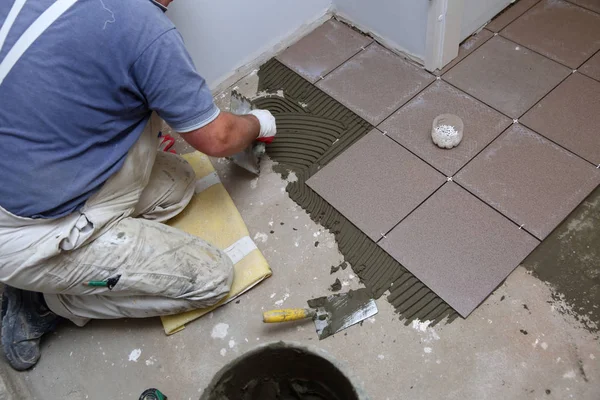Construction Worker Evenly Spreads Surface Stairs Cement Adhesive Mass Using — Stock Photo, Image
