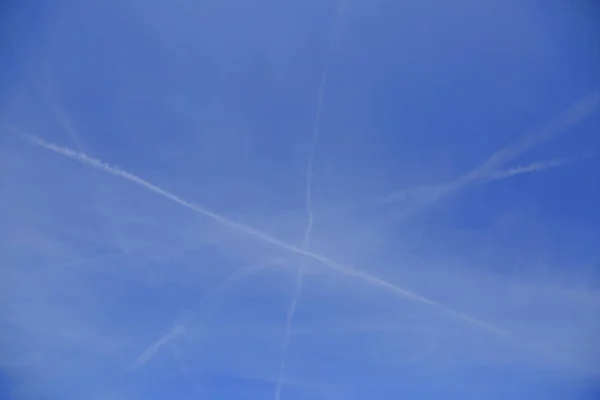 Céu Azul Com Nuvens Forma Linha Cruzada — Fotografia de Stock