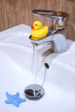 Lastik ördek musluk ve su yakınında banyo iç dekorasyon olarak.