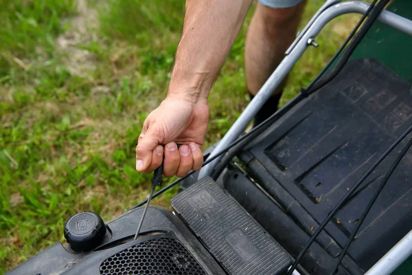 Starting Lawn Mower Mow Lawns — Stock Photo, Image