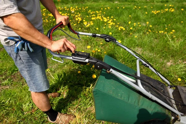 Starting Lawn Mower Mow Lawns — Stock Photo, Image