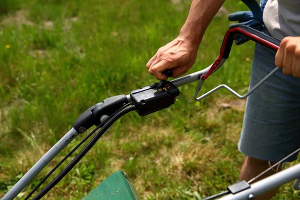 Starting Lawn Mower Mow Lawns — Stock Photo, Image