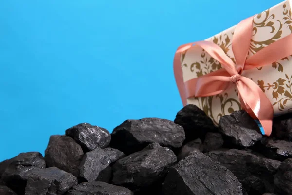 Primer Plano Caja Regalo Con Pila Carbón Azul —  Fotos de Stock