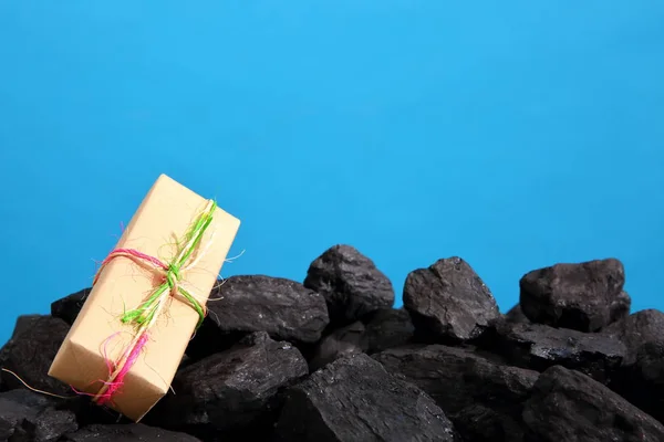 Primer Plano Caja Regalo Con Pila Carbón Azul —  Fotos de Stock