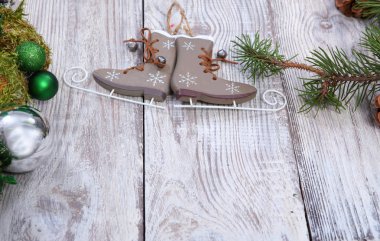 Gri ahşap arka plan üzerinde Noel kompozisyon