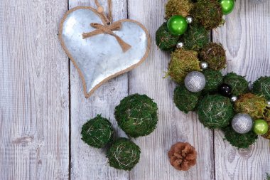 Gri ahşap arka plan üzerinde Noel kompozisyon