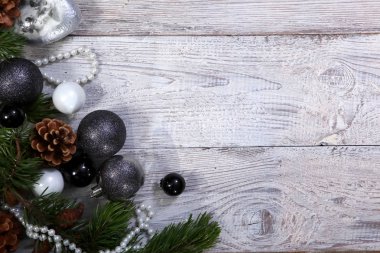 Gri ahşap arka plan üzerinde Noel kompozisyon